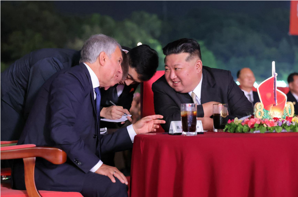 김 위원장이 조국해방 80돌 경축 예술공연장에서 이날 평양에 도착해 행사에 초대된 뱌체슬라프 볼로딘 러시아 국가회의 의장과 담소하고 있다. [사진-노동신문]