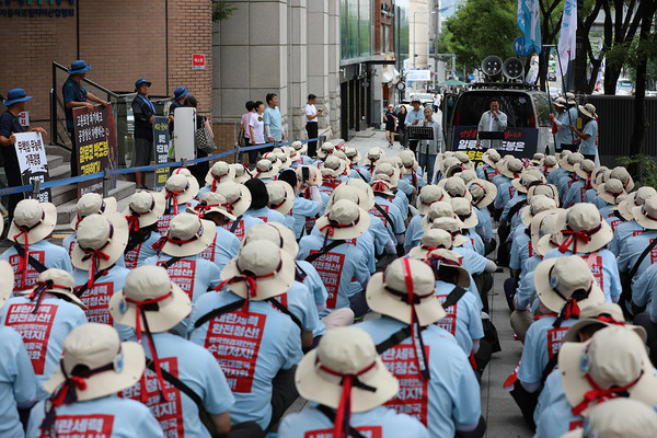 26기 중통대가 고강알루미늄 연대투재을 위한 노래공연을 펼치고 있다. [사진-민주노총 중앙통일선봉대]
