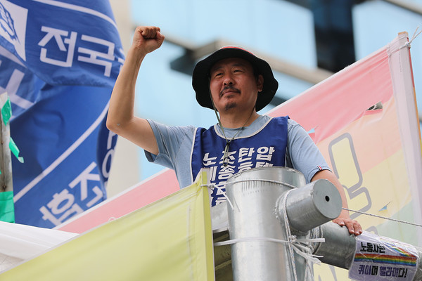 고진수 민주노총 서비스연맹 세종호텔지부장이 명동 세종호텔 고공농성장에서 연대투쟁에 대한 답례 인사를 하고 있다. [사진-민주노총 중앙통일선봉대]