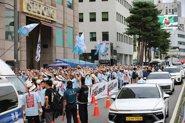 26기 중통대가 세종호텔 고공농성장을 방문하여 연대투쟁을 하고 있다. [사진-민주노총 중앙통일선봉대]