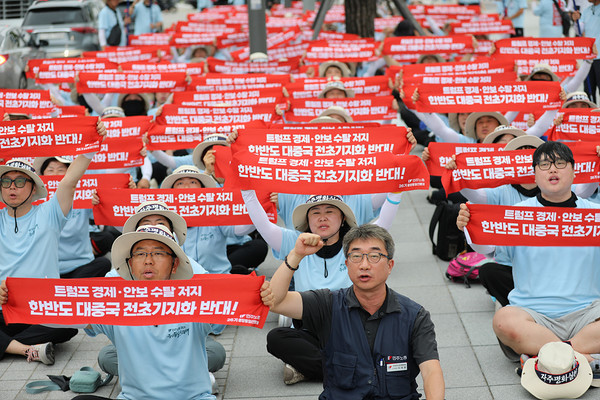 26기 중통대가 서울 종로구 미 대사관 앞 반미자주대회를 개최하고 있다. [사진-민주노총 중앙통일선봉대]