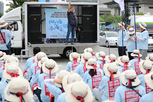 이태환 민주노총 수석부위원장이 투쟁결의 발언을 하고 있다. [사진-민주노총 중앙통일선봉대]