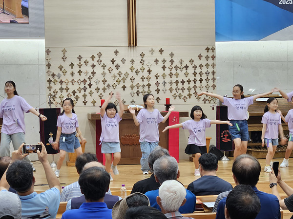 아홉 명의 어린이들로 구성된 ‘통일꽃을 피우는 몸짓 엇박자’의 축하공연. [사진-통일뉴스 이계환 기자]