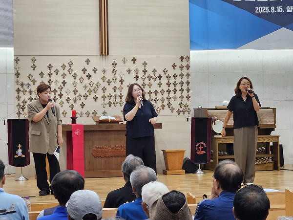 ‘자주의 광장으로’ 등의 축하노래를 부른 ‘휘파람’. [사진-통일뉴스 이계환 기자]