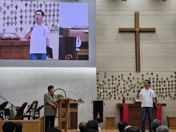  포효하는 듯 열정적으로 축시를 낭송하는 양기창 노동자 시인. [사진-통일뉴스 이계환 기자]