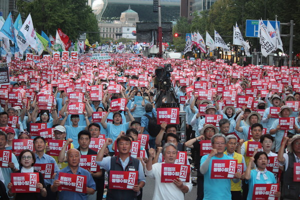 광복 80년 평화·주권·역사정의 실현 8.15범시민대회가 15일 저녁 서울 숭례문 앞 도로에서 진행됐다. [사진-통일뉴스 이승현 기자]