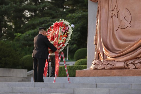 김정은 국무위원장이 '조국해방 80돌'에 즈음해 15일 평양시 모란봉구역에 세워진 '해방탑'을 찾아 직접 헌화하며 북러 협력의지를 밝혔다. [사진-노동신문]