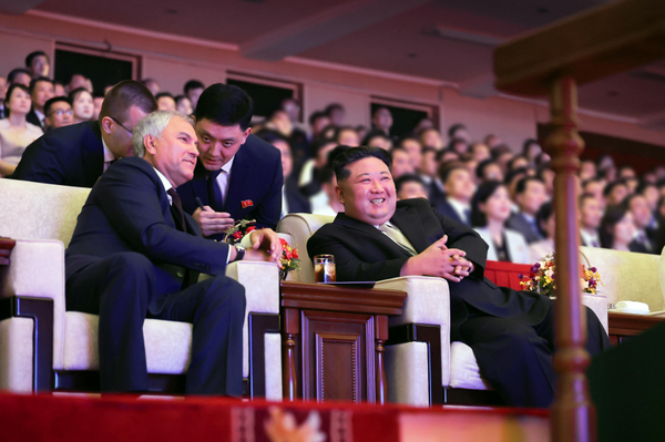 김정은 위원장이 15일 평양을 방문한 뱌체슬라프 볼로딘 러시아 국가회의 의장과 함께 평양체육관에서 열린 '조선해방 80돌에 즈음한 러시아 예술인들의 경축공연'을 관람했다. 볼로딘 의장은 이날 러시아 국가회의대표단과 함께 해방탑에 헌화한 뒤 귀국했다. [사진-노동신문]