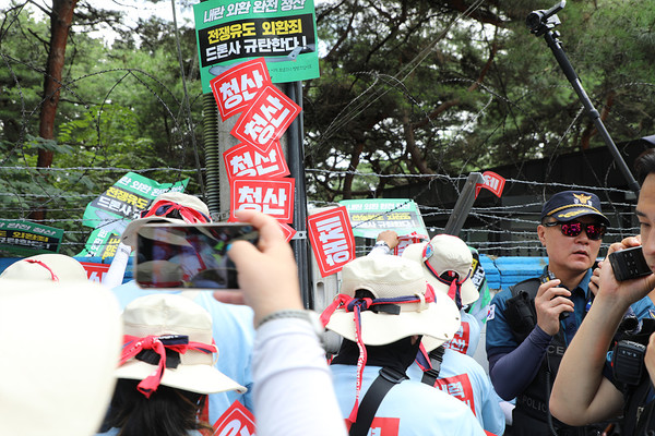 민주노총 26기 중앙통일선봉대가 포천 드론작전사령부 규탄 투쟁을 진행하고 있다. [사진제공-민주노총 중앙통일선봉대]