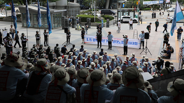 민주노총 26기 중통대와 한국노총 통선대가 8.15 광복 80년을 기념하는 양대노총 결의대회를 진행하고 있다. [사진제공-민주노총 중앙통일선봉대]