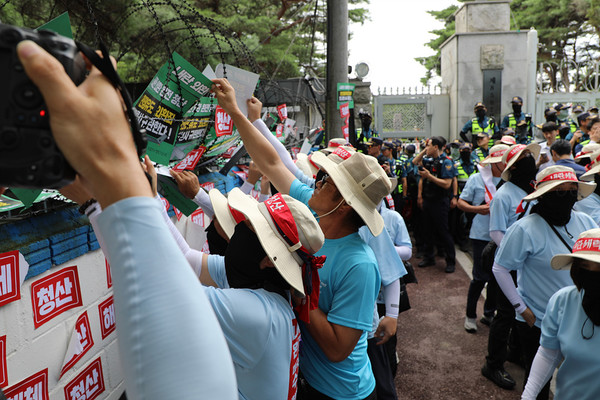 26기 중통대는 드론작전사령부를 향해 전진하며 ‘해체·청산’이 적힌 스티커를 드론사 입구와 벽면과 철조망에 붙이는 행동을 감행했다. [사진제공-민주노총 중앙통일선봉대]
