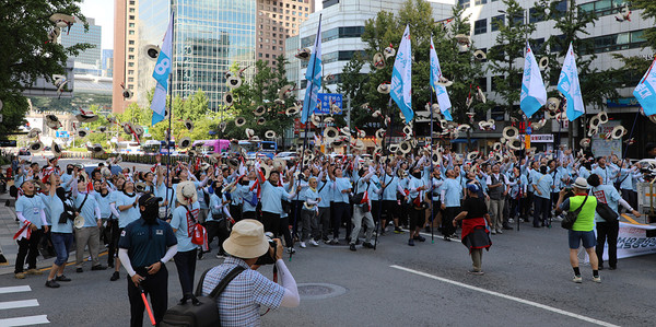 26기 중통대가 해단식을 진행하고 모자를 날리면서 투쟁결의를 다지고 있다. [사진제공-민주노총 중앙통일선봉대]