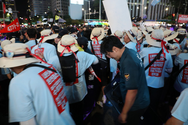 26기 중통대가 경찰과 격렬하게 충돌한 끝에 집회 시위에 보장된 길이 열려졌다. [사진제공-민주노총 중앙통일선봉대]