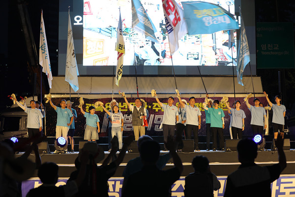 자주평화실천단 김재하 단장을 비롯한 각 단체 대표들이 결의발언을 하였다. [사진제공-민주노총 중앙통일선봉대]