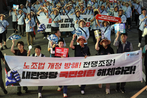 민주노총이 8.15범시민대회 행진을 하고 있다. [사진제공-민주노총 중앙통일선봉대]