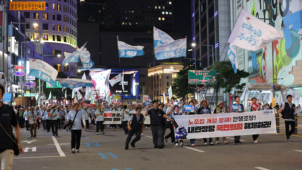 민주노총이 경찰벽을 뚫고 행진하고 있다. [사진제공-민주노총 중앙통일선봉대]