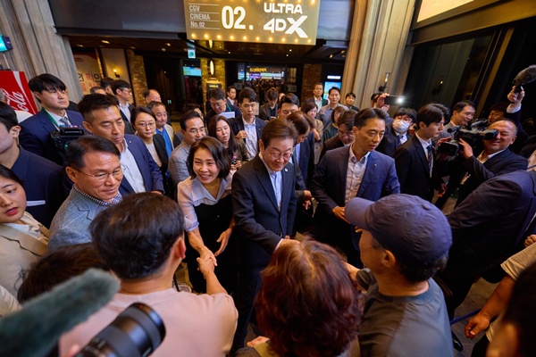 17일 낮 용산 아이파크몰 CGV에서 영화 '독립군'을 관람한 이 대통령 부부. [사진-이재명 페이스북]