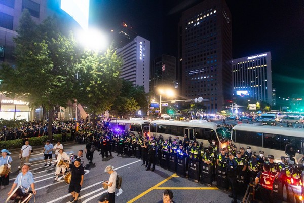 15일 숭례문 정문에서 광복 80년 평화‧주권‧역사정의 실현 8.15범시민대회추진위원회가 개최한 대회를 마치고 경찰 측에 신고한 합법적 시민행진을 경찰 측이 경력·차벽으로 차단한 장면. [사진제공-민주노총]