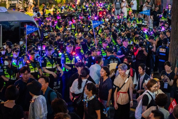 행진이 막혀 참가자들과 경찰이 대치하고 있다. [사진-통일뉴스 위정량 통신원]