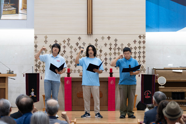 광복80년, 지난 15일 서울 광화문 향린교회에서 자주연합 창립총회와 출범식이 열렸다. 이날 출범식에서는 자주연합 청년위(준) 소속 청년학생들이 “광복80년, 청년자주선언”을 발표했다. 왼쪽부터 김영빈, 정일민, 한성민 대학생 [사진제공-자주연합] 