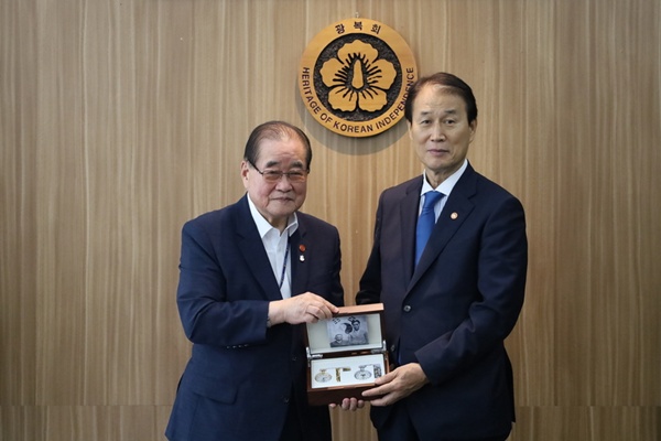 지난달 30일 광복회를 방문한 권오을 국가보훈부 장관과 함께 한 이종찬 회장. [사진-광복회]