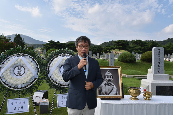 ‘대한독립군 총사령관 홍범도 장군 귀환 4주년 기념식’에서 홍범도장군기념사업회 한동건 사무총장이 인사말을 하고 있다. [사진-통일뉴스 임재근 객원기자]