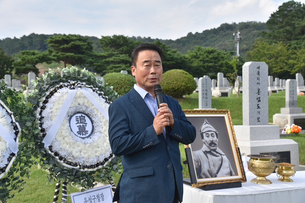 ‘대한독립군 총사령관 홍범도 장군 귀환 4주년 기념식’에서 홍범도장군기념사업회대전모임 조성칠 공동대표가 인사말을 하고 있다. [사진-통일뉴스 임재근 객원기자]