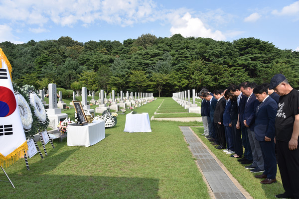 ‘대한독립군 총사령관 홍범도 장군 귀환 4주년 기념식’에서 참석자들이 ‘홍범도 장군과 순국선열, 그리고 호국 영령에 대한 묵념’을 하고 있다. [사진-통일뉴스 임재근 객원기자]