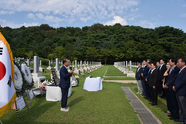 ‘대한독립군 총사령관 홍범도 장군 귀환 4주년 기념식’에서 홍재구 남양홍씨 대종중 중앙회 회장이 유족이 없는 홍범도 장군을 대신해 기념식 참석자들에게 감사 인사를 하고 있다. [사진-통일뉴스 임재근 객원기자]