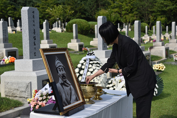 ‘대한독립군 총사령관 홍범도 장군 귀환 4주년 기념식’에서 정영순 대한고려인협회 회장이 헌화 후에 분향을 하고 있다. [사진-통일뉴스 임재근 객원기자]