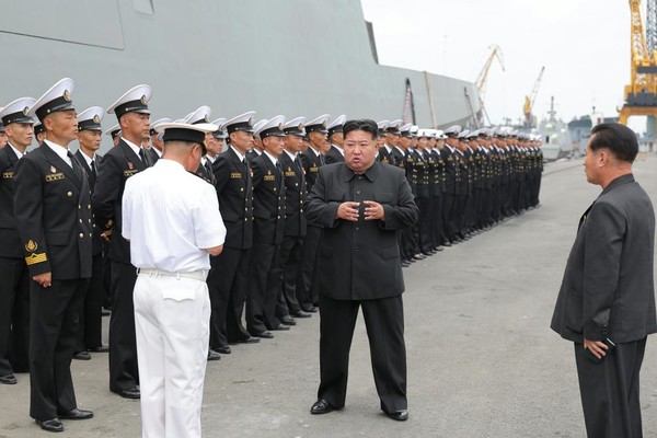김정은 국무위원장이 한미연합군사훈련이 시작된 18일 5천t급 구축함 '최현'호를 찾아 국방력강화를 위한 중대조치를 계속 취할 것이라고 강조했다. [사진-노동신문]