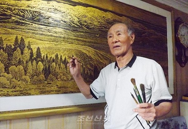 금니화 화가로 유명한 인민예술가 황병호씨. [사진-조선신보 갈무리]