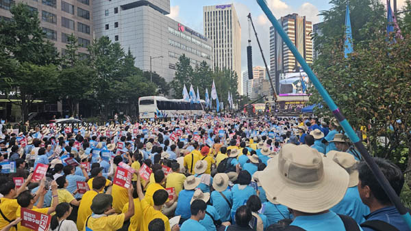  ‘광복 80년 평화, 주권, 역사정의 실현 8.15 범시민대회’에 전국을 돌아서 도착한 통일선봉대들이 도착했다. 각양각색의 컬러들이 돋보였다. [사진 - 통일뉴스 하태한 통신원]