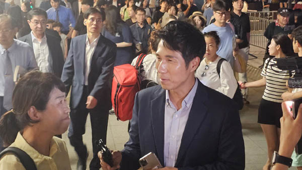 국민임명식을 실시간으로 취재하고 있는 오마이뉴스 기자. [사진 - 통일뉴스 하태한 통신원]