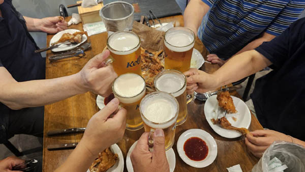 오늘도 무용담은 꽃을 피웠고, 마시는 맥주는 윤활제가 되어 목소리들은 신명이 났다. [사진 - 통일뉴스 하태한 통신원]