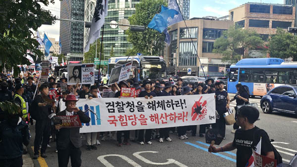 16일 촛불행동의 153차 전국집중 촛불대행진은 일본대사관 앞 ‘평화의 소녀상’에서 시작해 바로 행진으로 이어졌다. [사진 - 통일뉴스 하태한 통신원]