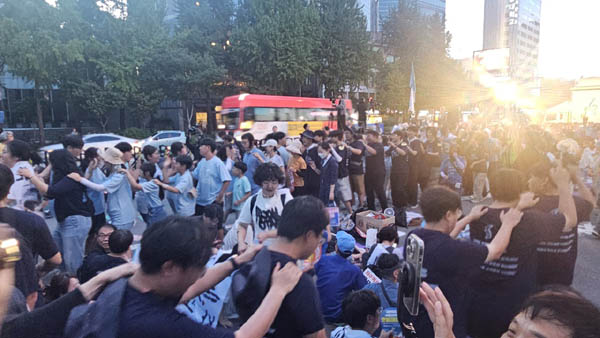 기차놀이가 이어지며 최절정으로 한마당은 막을 내렸다. [사진 - 통일뉴스 하태한 통신원]