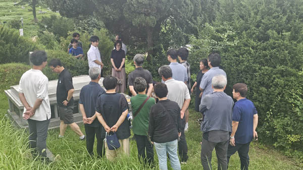 17일은 구로시민센터 지도위원과 민주노총간부를 지내고 떠난 강철웅 형님의 9주기 추모식을 위해 파주 낙원공원묘역을 찾았다. [사진 - 통일뉴스 하태한 통신원]