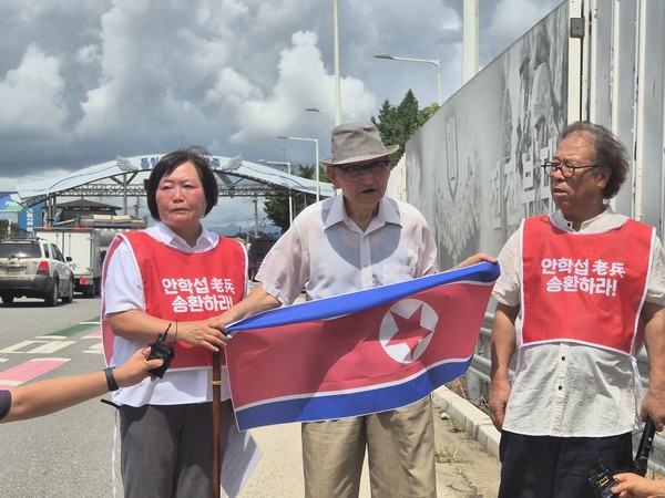 비전향장기수 안학섭 선생(96살)이 20일 오전 판문점으로 향하는 통일대교 초소까지 자신의 걸음으로 걸어가 송환의지를 재차 밝혔다.