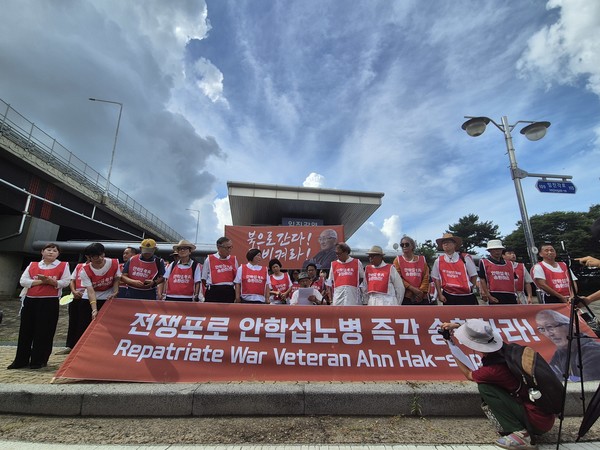 임진강역 앞 1차결의대회에서 안학섭 선생이 직접 써 온 발언문을 낭독했다. [사진-통일뉴스 이승현 기자]