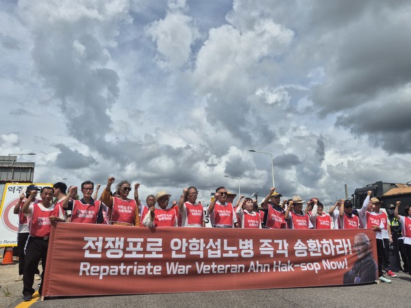 통일대교 앞에서 안학섭선생송환추진단이 전쟁포로 안학섭노병 즉각 송환을 외치고 있다. [사진-통일뉴스 이승현 기자]