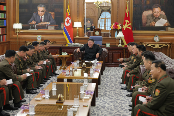 김정은 국무위원장이 20일 당 본부청사에서 국가표창수여식 참가를 위해 귀국한 해외작전부태 주요지휘관들을 직접 만나 격려했다. [사진-노동신문]