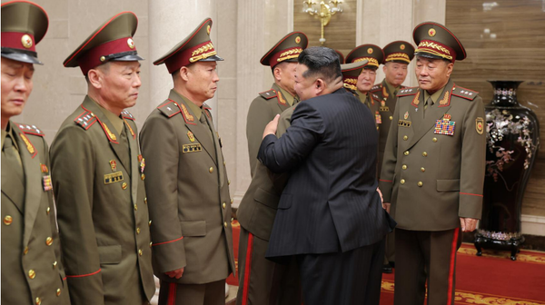김 위원장이 해외작전부대 지휘관들을 한명 한명 껴앉으며 격려하고 있다. [사진-노동신문]