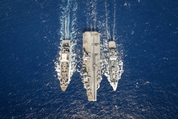 미국 화물선과 물류 상호운용성을 높이기 위한 훈련을 하는 HMS 프린스 오브 웨일즈 항공모함(가운데) [사진-영국 해군]