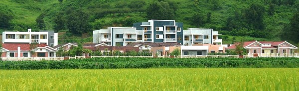 정치성과 현대성, 문화성이 보장된 아담한 문화주택들을 번듯하게 세워졌다. [사진-노동신문 갈무리]