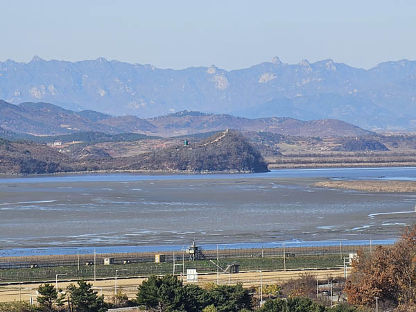 남쪽의 대북확성기 방송에 대해 북쪽에서는 견디기 힘든 소음으로 맞대응하고 있다. 임진강 건너편 북한의 대남확성기(녹색 박스)와 임진강 하구 모습. [통일뉴스 자료사진]