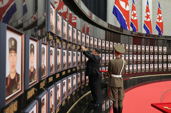김정은 위원장은 추모의 벽, 전사자들의 사진에 영웅메달을 직접 수여했다. [사진-노동신문]