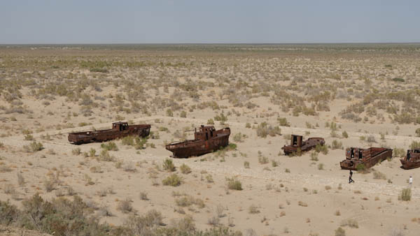 우즈베키스탄의 카라칼파크스탄 자치공화국 무이낙(Moynaq) 지역의 ‘아랄해 배들의 무덤(Aral Sea Ship Cemetary)’. 철갑상어가 잡히던 호수는 사막으로 변해 지평선과 맞닿아 있다. [사진 제공 - KOICA]