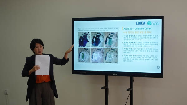 이승연 GGGI 우즈베키스탄 사무소장이 취재진에게 ‘지역사회 주도 친환경 재건을 통한 아랄해 위기 대응 사업’에 대해 브리핑하고 있다. [사진 제공 - KOICA]
