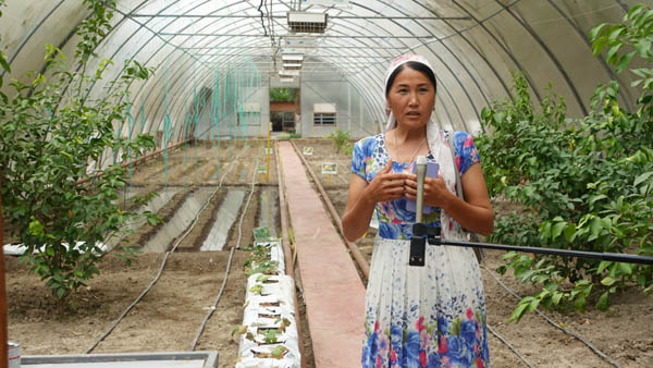 모노센터에서 GGGI 교육을 이수한  쿤디즈 키디르니야조바 씨가 모노센터 내부의 시범 하우스에서 인터뷰에 응하고 있다. [사진 제공 - KOICA]